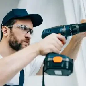 adult-repairman-in-goggles-fixing-window-handle-by-electric-drill-qcok8im4bwypk2ekeiqqtn5jxttkzzbxfon6o97r94